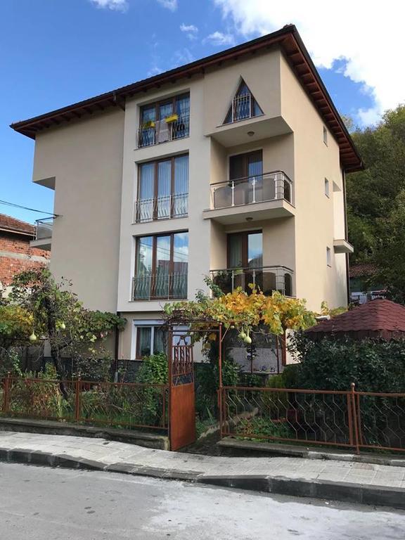 Guest Rooms Profirov Slatograd Exterior foto